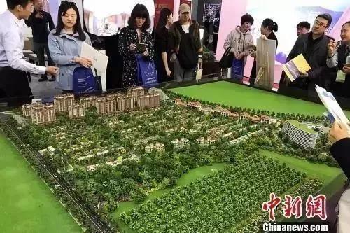 资料图：民众在房展会上的某楼盘展台咨询。<a target='_blank' href='http://www.chinanews.com/' >中新网</a> 程春雨 摄
