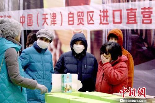 资料图：市民咨询选购进口直营的“津贸年货”?！≌诺勒?摄