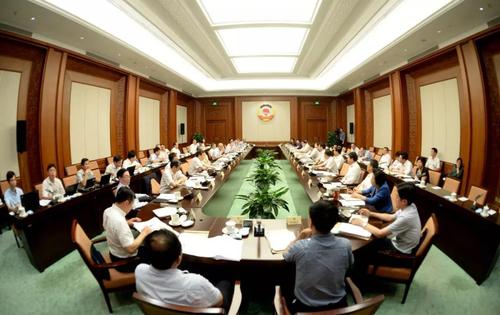 “鼓励社会力量兴办教育，促进民办教育健康发展”专题分组会议现场。本报记者 齐波摄