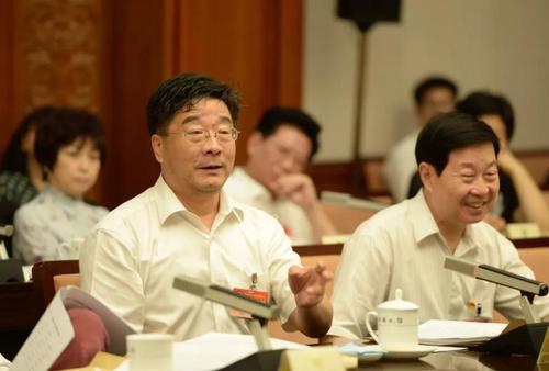 刘伟常委（左） 本报记者 齐波摄