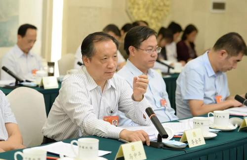 李金早常委（左）本报记者 齐波摄