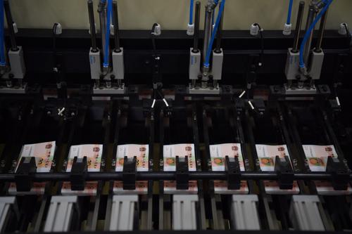 20元大张产品被裁切成规定尺寸的小张产品后，小张产品进行分百、捆千。