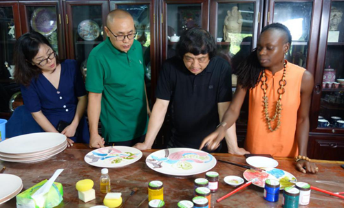 “封行万里”牵手巴巴多斯驻华大使和中外艺术家参访瓷都