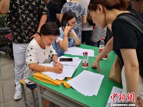 工作人员对转移群众逐一登记。　下宣 摄