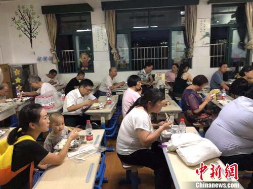 临时安置点内的民众?！∠滦?摄