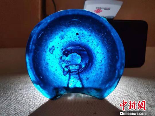 图为发掘出土的随葬品：与草原丝绸之路相关的玻璃器。连吉林供图