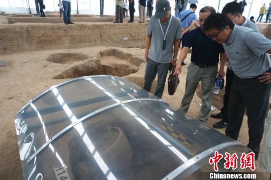 8月27日，与会考古专家考察巩义双槐树遗址?！『略?摄