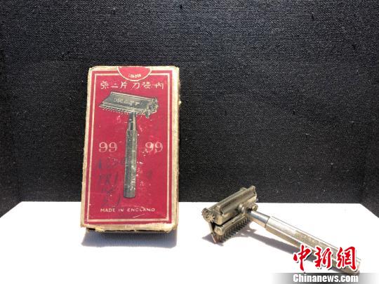 老上海三零年代生活物件主题展展品——刮胡刀?！⌒烀黝?摄