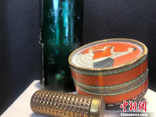 老上海三零年代生活物件主题展展品——护肤品。　徐明睿 摄