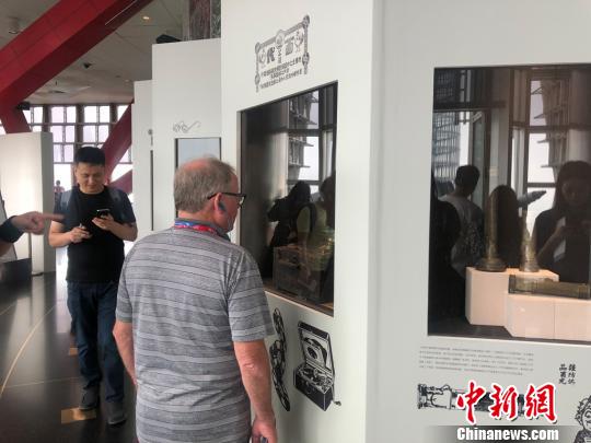 外国游客前来观展?！⌒烀黝?摄