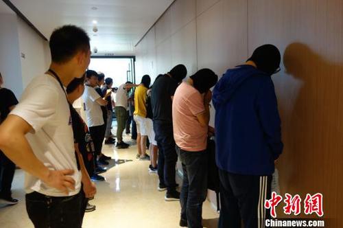 嫌疑人抓获现场。　嘉兴公安供图