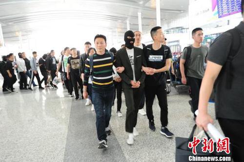 警方跨省押回嫌疑人?！〖涡斯补┩? suffix=