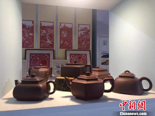 目前，乡宁县已培育紫砂文创企业8家。图为当地企业制作的紫砂壶?！±钔ヒ?摄