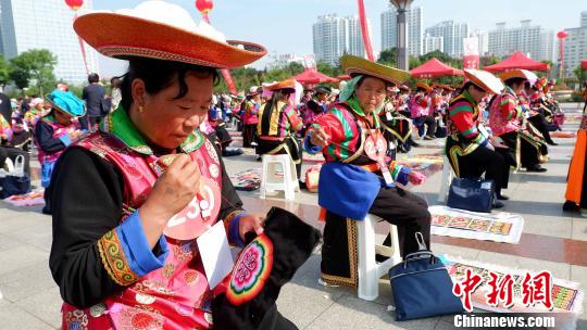 青海各族“绣娘”展示技艺指尖“流淌”幸福生活