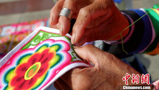 图为土族盘绣?！±铞?摄