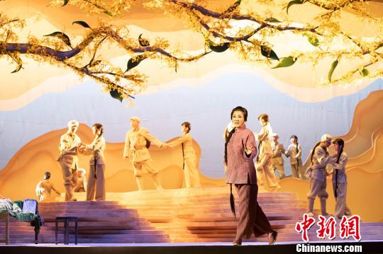 剧情：从1929到1989，从16岁到76岁，青丝变白发，陶荣的守望历程跨越了整整六十年。六十年来，她把对继田哥的那份长长思念与牵挂化作了手中丝线，一针一针地绣进了一双又一双充满期盼的鞋垫里。终于，在一千四百四十双时，她等到了继田哥的消息！合肥市文化广电新闻出版局供图