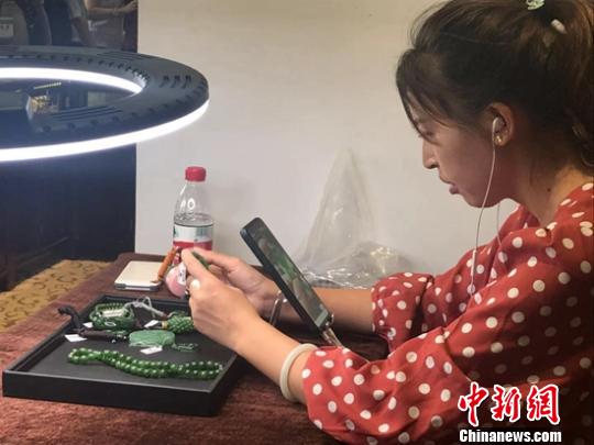 9月1日，第十届碧玉文化旅游节暨首届乡村文化旅游季开幕式上。网红直播线上销售?！√账┛?摄