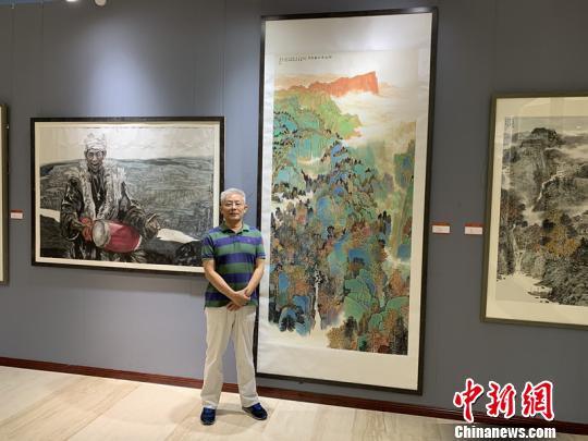 图为四川师范大学美术学院教授、中国致公画院副院长程峰介绍作品《绿水青山著风流》。　王嘉怡 摄