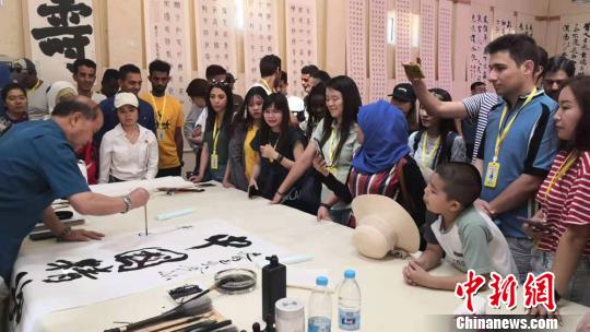 图为留学生与国内知名学者、书法名家和非遗传承人共同交流分享中西方文化、体验中国非物质文化遗产，了解中国文化艺术精髓。　钟欣 摄