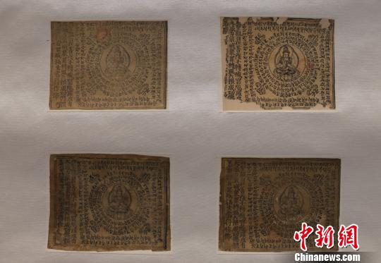 展出作品均为莫高窟藏经洞出土、现流散海外文物的复制品，包括东晋十六国到北宋的绢画、纸本画、印刷品、经卷等。　丁小岚 摄