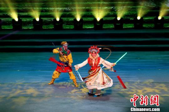 图为当日演出现场?！∠挠?摄