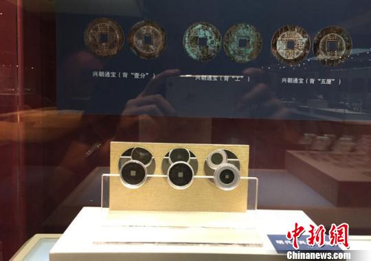 展览分为“地中海币系”“印度币系”“伊斯兰币系”“东方币系”4个单元，展示了50多个古丝绸之路沿线国家和王朝的金、银、铜、陶、琉璃币，还有以中国钱币为代表的东方钱币文化货币体系的循序演进过程。　陈君琦 摄