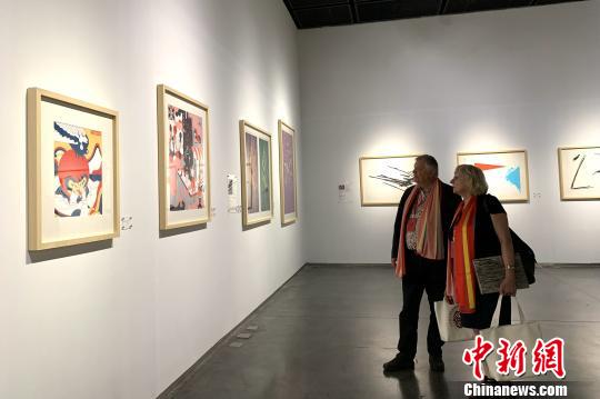 德国观众现场参展。　李佩珊 摄