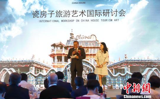 图为卡斯里兰卡驻华大使H.E. Mr. DR Karunasena Kodituwakku (左)致辞。　张道正 摄