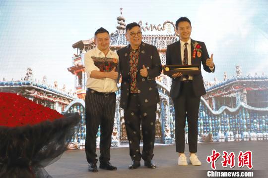 图为知名演员印小天出席研讨会开幕式并向中国瓷房子博物馆馆长张连志(中)赠送礼物。　张道正 摄