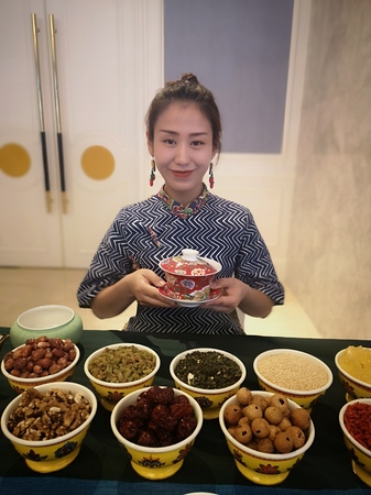 解说员在现场讲解宁夏的八宝茶