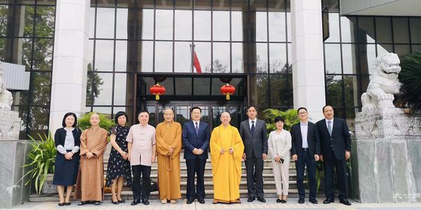 大使和与会嘉宾在使馆大门前合影留念