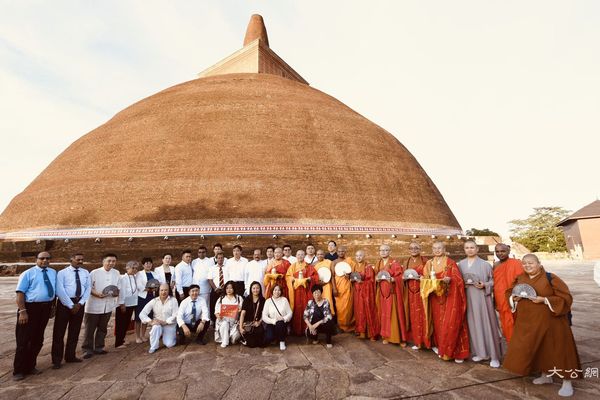 纯一法师、卡朗吉耶拉特纳西里博士长老等中斯两国法师、护法居士纪念法显大师西行求法1620年功德圆满，合影留念。