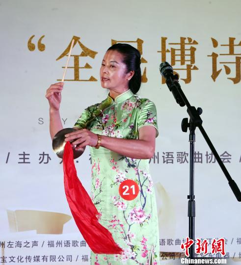 参赛选手展演福州评话。　记者刘可耕 摄