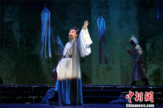 黄梅戏名家吴琼领衔主演的黄梅戏《太白醉》 何浩锐 摄