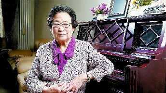 因为发现了可以有效降低疟疾患者死亡率的青蒿素，2015年10月，屠呦呦获得诺贝尔生理学或医学奖，成为首获科学类诺贝尔奖的中国人。