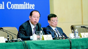 全国政协十二届二次会议期间，卞晋平等四位政协委员就如何充分发挥人民政协作为协商民主重要渠道作用、健全社会主义协商民主制度回答记者提问。  本报记者  姜贵东  摄