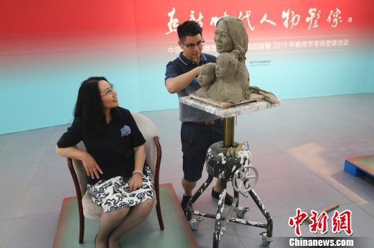 2019年教师节专场塑像活动现场 杜洋 摄