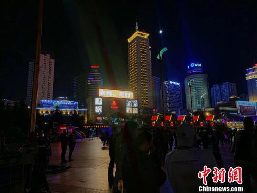 图为广场上“老师您好”格外醒目?！÷砻?摄