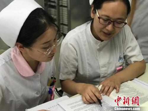 在学生眼中，她是一名认真负责、治学严谨的护理老师?！±钅饶?摄