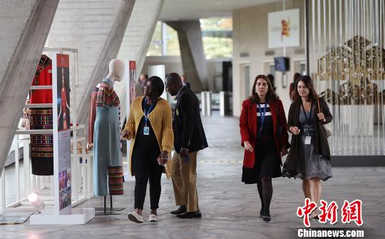 图为海南黎族传统纺染织绣精品在联合国教科文组织总部大楼展出?！×跏悼?摄