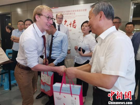 图为，庆祝新中国成立70周年外国专家座谈会暨驻济外国人才中秋节沙龙观上，外国专家获赠中秋月饼。　孙宏瑗 摄