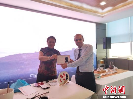 图为，在庆祝新中国成立70周年外国专家座谈会暨驻济外国人才中秋节沙龙观上，外国专家展示获赠的剪影作品?！∷锖觇?摄