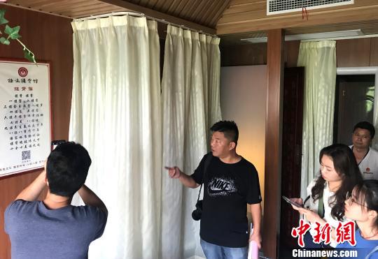 图为扬州搓背的精髓：八轻八重八周到。　崔佳明 摄