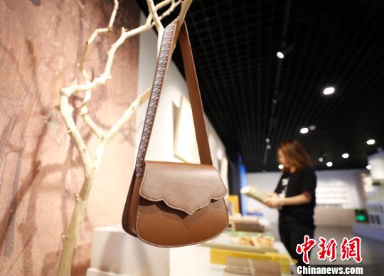 含敦煌元素的小背包 杜洋 摄