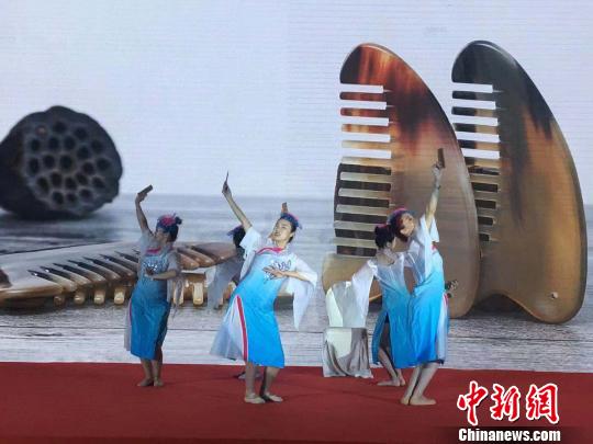 图为推介会现场。　张玮 摄