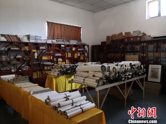 院内还留置一间房，取名为“藏经阁”，用作放置经书。图为收藏的经书?！《∷?摄