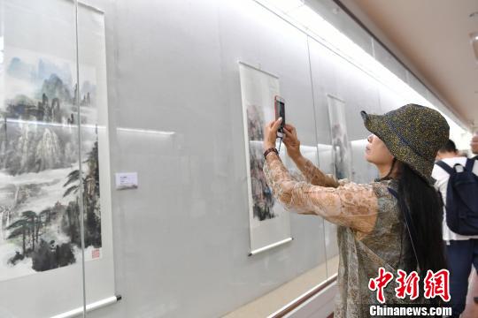 民众参观展览?！“苍?摄