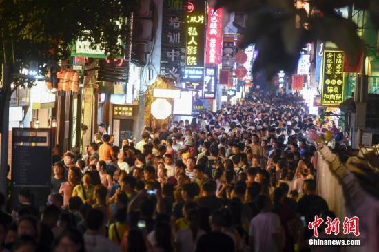 资料图：湖南长沙太平老街人山人海，夜经济火爆。<a target='_blank' href='http://www.chinanews.com/'>中新社</a>记者 杨华峰 摄