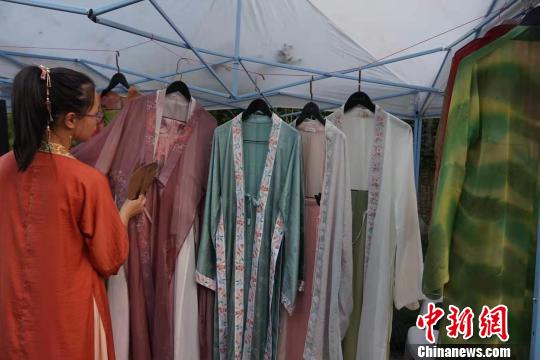 摊位上的汉服展示?！≌澎匣?摄