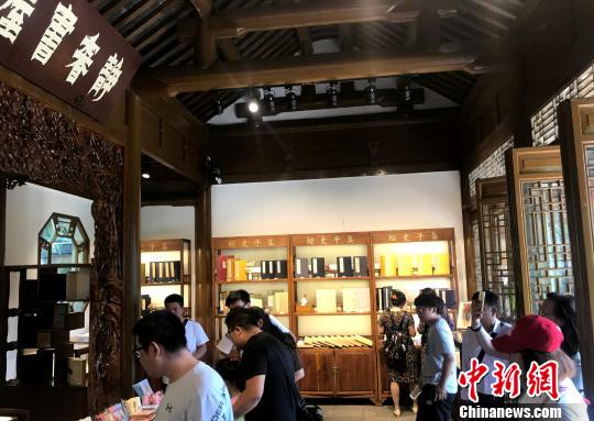 图为扬州瘦西湖雕版文化馆游人如织?！〈藜衙?摄